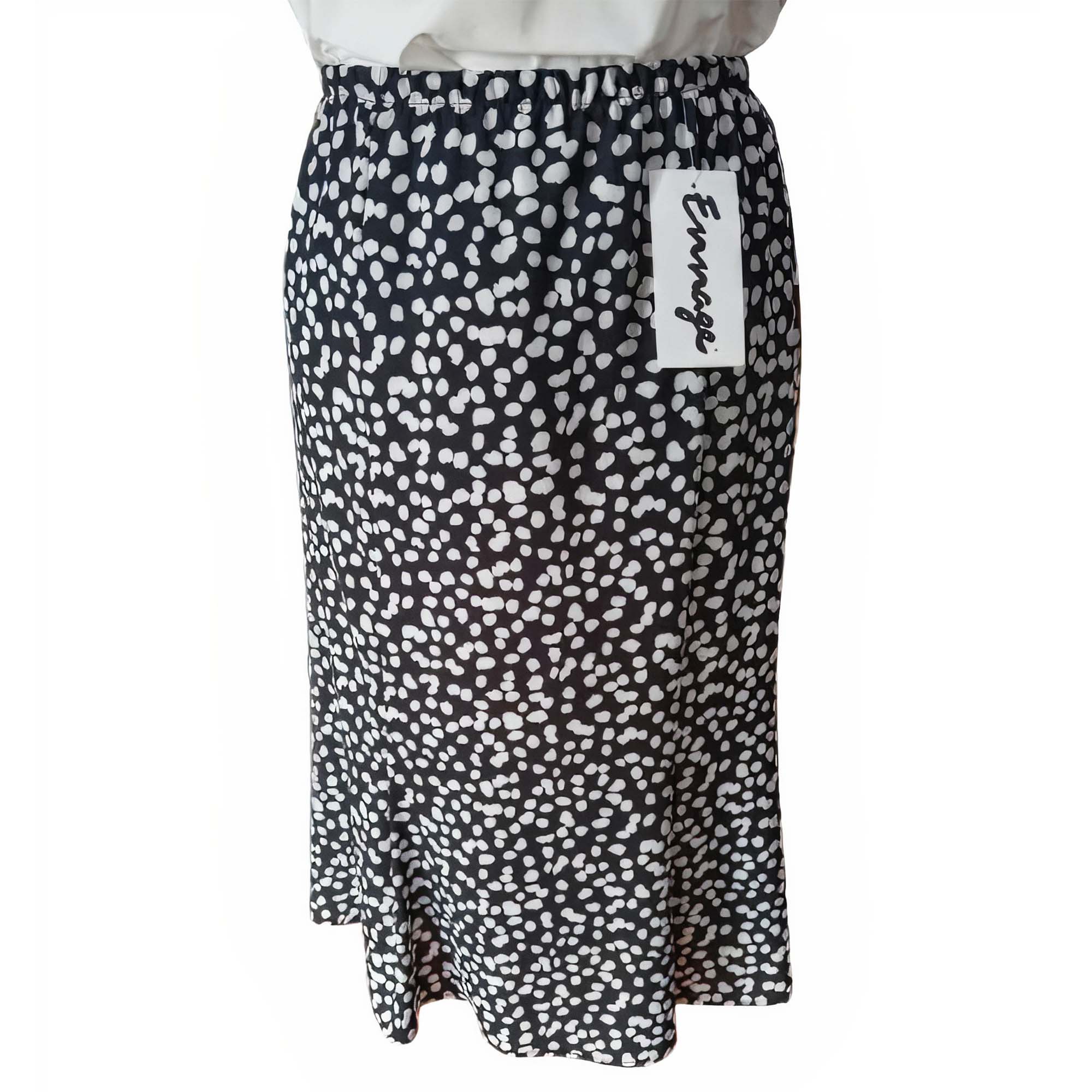 Falda de Mujer con Lunares Blancos – Elegancia Atemporal y Estilo Versátil