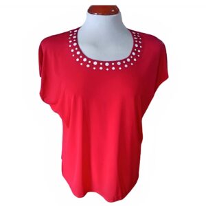 Blusa Roja con Tachuelas Blancas – Estilo Audaz y Versátil