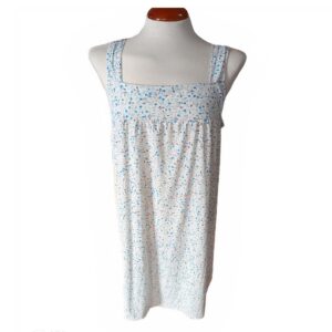 Vestido Blanco y Azul con Puntos – Elegancia Ligera y Fresca