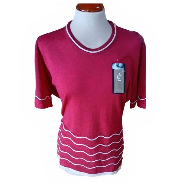 Camiseta Roja con Rayas Blancas – Estilo Moderno y Comodidad