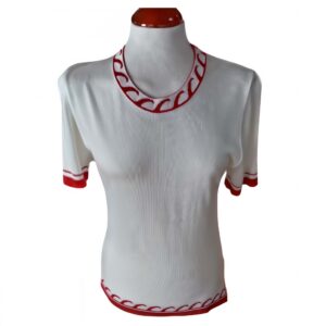 Camiseta Blanca con Detalles en Rojo – Estilo Fresco y Versátil