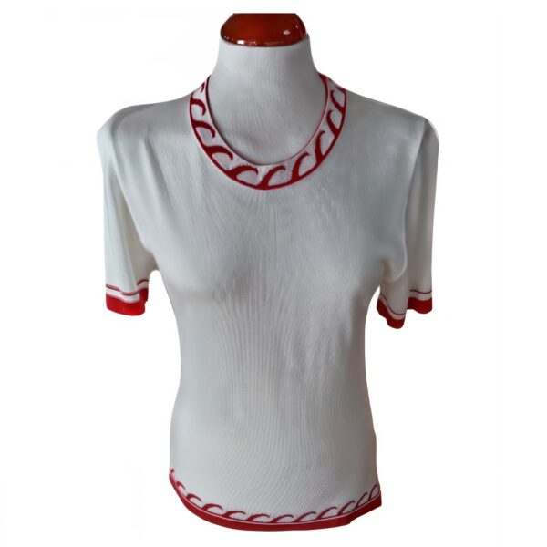 Camiseta Blanca con Detalles en Rojo – Estilo Fresco y Versátil