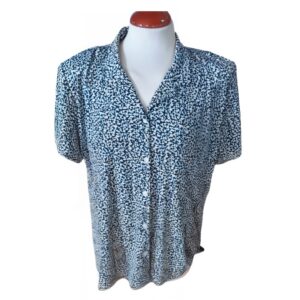 Camisa Azul y Blanca – Elegancia Versátil con Estilo Atemporal
