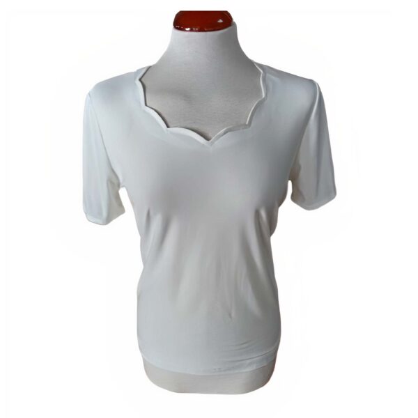 Blusa Blanca con Escote en forma de ondas