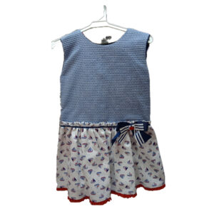 Vestido de Bebé Azul con Flores Rojas y Blancas – Elegancia con Volantes y Lazo