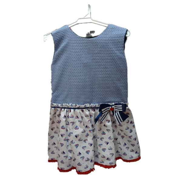 Vestido de Bebé Azul con Flores Rojas y Blancas – Elegancia con Volantes y Lazo